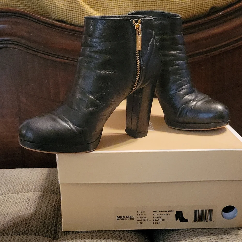Michael Kors Bootie - Picture 1 of 5